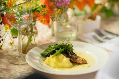 Patates püresi ve sebzeyle birlikte kızarmış zander fileto. Bayram masasında kızarmış beyaz balık..