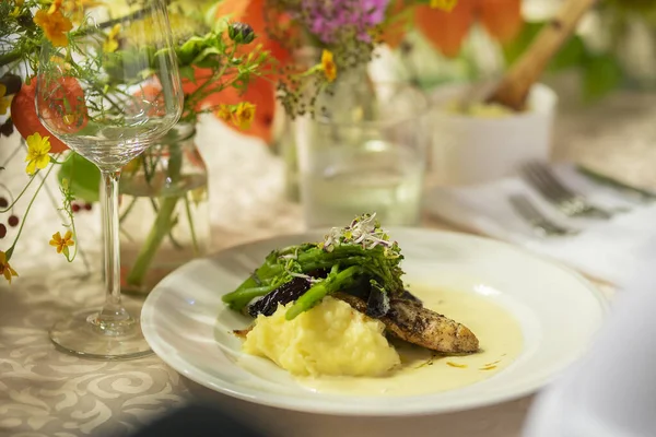 Patates püresi ve sebzeyle birlikte kızarmış zander fileto. Bayram masasında kızarmış beyaz balık..