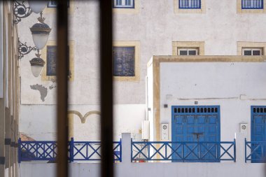 Essaouira 'da geleneksel Fas mimarisi. Eski Medine 'de beyazlatılmış binalar. Liman yakınlarındaki Essaouira Medina 'da mavi panjurlu beyaz binalar, Fas.