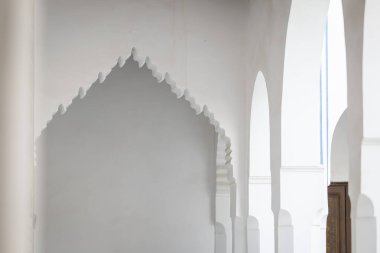 Bahia Sarayı, Marakeş 'te Lambrequin kemeri. Marakeş, Fas 'ta 19. yüzyılın El Bahia Sarayı' nın süslü giriş ve giriş kapısı..