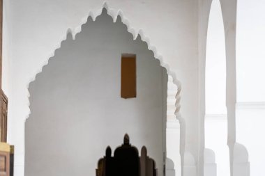 Bahia Sarayı, Marakeş 'te Lambrequin kemeri. Marakeş, Fas 'ta 19. yüzyılın El Bahia Sarayı' nın süslü giriş ve giriş kapısı..