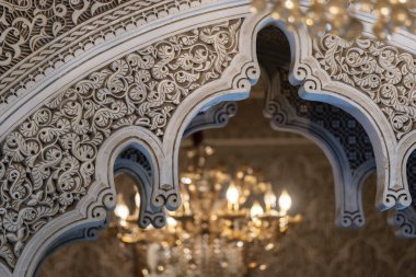 Karmaşık sıva desenleriyle süslü Fas kemerleri. Geleneksel Fas mimari öğesine yakın plan, Marakeş oyması ile zengin dekore edilmiş kemer,.