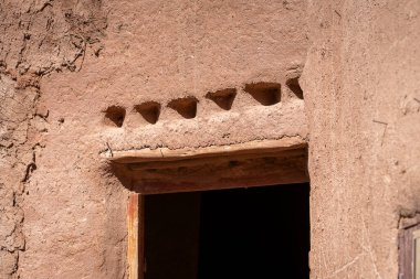 Ksar Ait Ben Haddou 'daki ev kapısı, eski Berber kerpiç köyü ya da kasbah. Kerpiç Çar 'ın duvarlarının bileşimi.