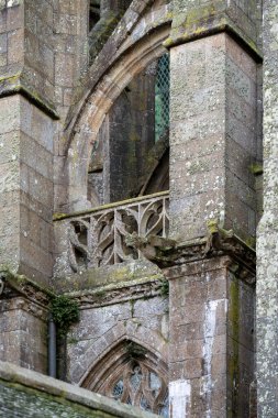 Gotik taş işçiliği ve Mont Saint-Michel Manastırı 'nda yıpranmış kemer. Antik Gotik Gotik balkon ve tarihi Mont Saint-Michel manastırı mimari detayları.