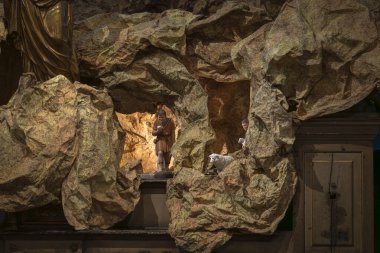 Fransa 'nın Honfleur kentindeki Aziz Catherine Kilisesi' nde Noel doğumu sahnesi sergilendi. Geleneksel İsa 'nın doğuş figürleri, Honfleur' da Noel zamanı Saint Catherines Kilisesi 'nin içinde kayalık bir mağarada geçiyor..