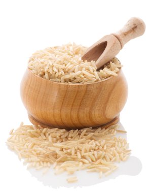 kahverengi pirinç beyaz zemin üzerinde bir kürek ile bir ahşap kase.