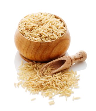 kahverengi pirinç beyaz zemin üzerinde bir kürek ile bir ahşap kase.