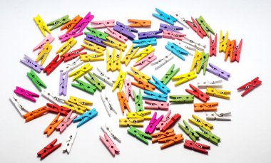 Beyaz bir arka plan üzerinde ahşap renkli clothespins dönüştürün