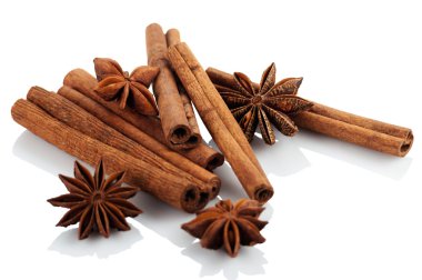 Tarçın ve yıldız anason beyaz arkaplanda