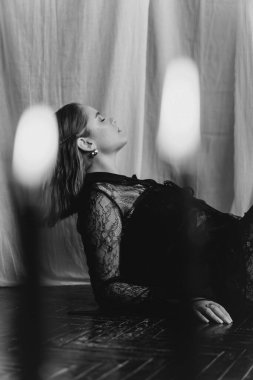 Siyah dantelli gizemli kadın mum ışığında yoğun bir şekilde bakıyor zarafet ve gotik cazibeyi çağrıştırıyor. Yüksek kalite fotoğraf