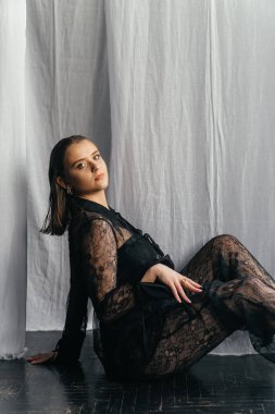 Siyah dantelli gizemli kadın mum ışığında yoğun bir şekilde bakıyor zarafet ve gotik cazibeyi çağrıştırıyor. Yüksek kalite fotoğraf