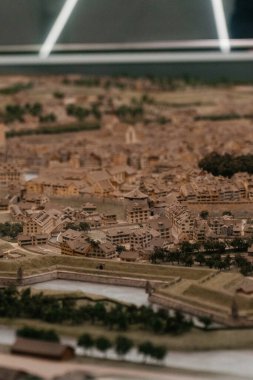 Bulutlu bir gökyüzünün altında tarihi kilise kuleleri ve çatıların yer aldığı panoramik bir Zürih şehri. Görüntü, arka planda dağlar olan İsviçre 'nin eski kasabasının cazibesini yansıtıyor. Yüksek kalite