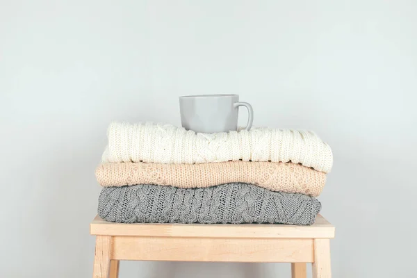 Een Stapel Gebreide Truien Koffiemok Het Concept Van Wintercomfort Gezelligheid — Stockfoto