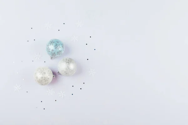 Zilveren Confetti Kerstballen Grijze Achtergrond Flat Lay Top Kopieerruimte Vakantie — Stockfoto