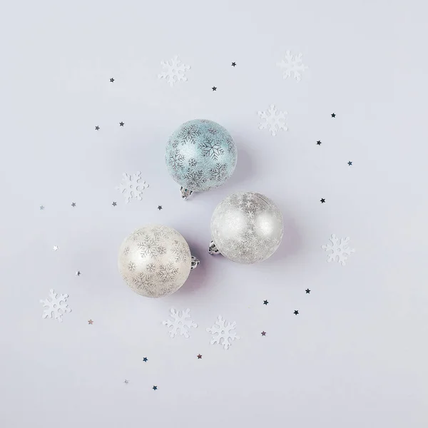 Zilveren Confetti Kerstballen Achtergrond Flat Lay Top Kopieerruimte Vakantie Achtergrond — Stockfoto