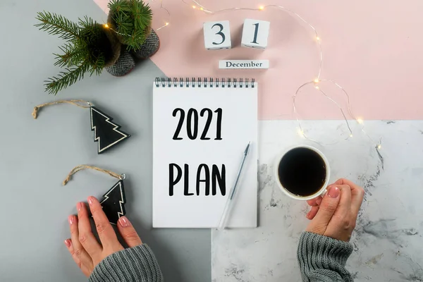 Ženská Ruka Drží Šálek Kávy 2021 Cíl Plánování Motivace Inspirace — Stock fotografie