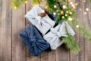 Noel çevre dostu kumaş, ahşap zeminde yeniden kullanılabilir bir hediye. Sıfır israf noeli. Üst görünüm