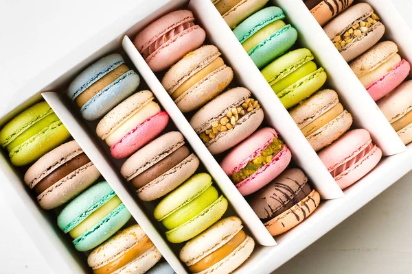 Macaroons Franceses Coloridos Sobre Fundo Branco Vista Superior — Fotografia de Stock