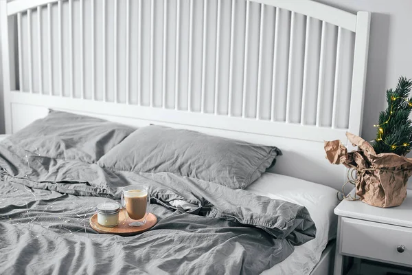 Vassoio Legno Con Bicchiere Caffè Candela Sul Letto Camera Letto — Foto Stock