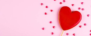Sevgililer Günü için kalp şeklinde kurabiyeler. Düz konum, üst görünüm, kopyalama alanı. Tebrik kartı. Sancak resmi