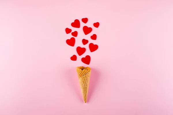 Cono Helado Con Corazones Rojos Sobre Fondo Rosa Amor San — Foto de Stock