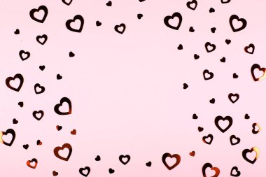 Çerçeveli sevgililer günü geçmişi. Kırmızı konfeti kalpleri. Aşk kavramı, yıldönümü tatili. Düz yatıyordu