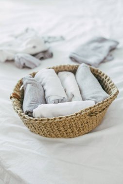 Konmari sisteminde giysileri jüt sepetine katlamak. Minimalizm giysileri düzenleme kavramı.