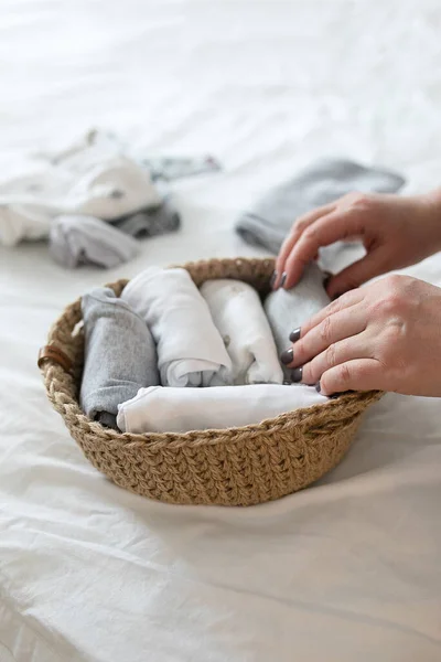 Mujer Limpia Ropa Plegable Canasta Yute Sistema Konmari Concepto Organización — Foto de Stock