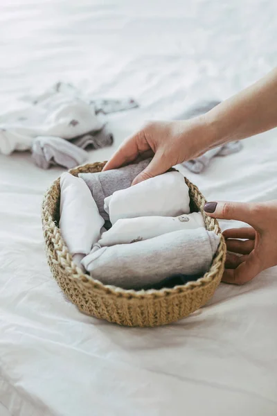 Mujer Doblando Ropa Canasta Yute Sistema Konmari Concepto Organización Ropa — Foto de Stock