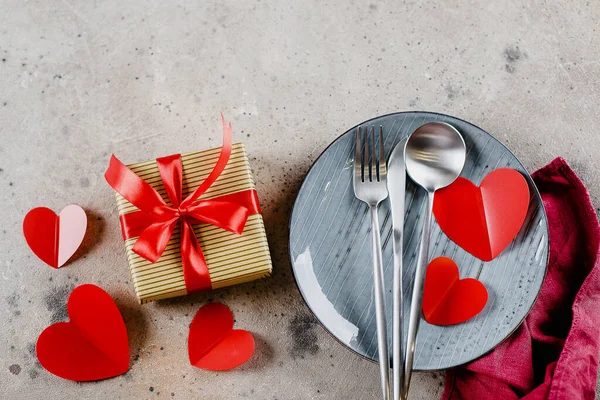 발렌타인데 테이블 상자와 축제용 독극물로 평평하게 위에서 바라본 — 스톡 사진
