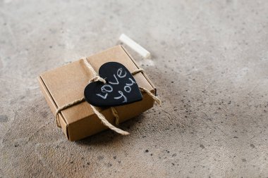 Hediye Eko dostu hediye kutusu. Yürekli ve mesajlı. Seni seviyorum. Sevgililer Günü konsepti. Boşluğu kopyala.