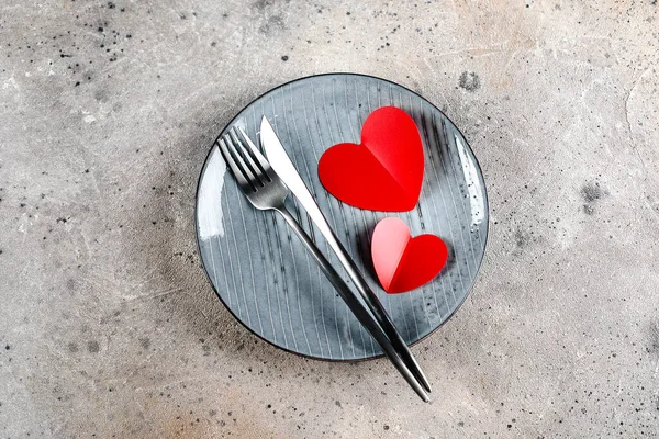 情人节的餐桌设置 用刀叉和红心做的手工盘 平面布局 顶视图 复制空间 — 图库照片