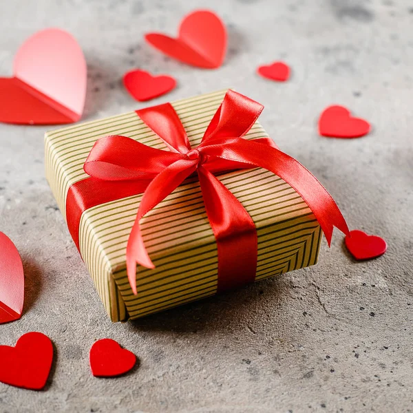 送礼品盒 红丝带 情人节的概念 正方形图像 — 图库照片