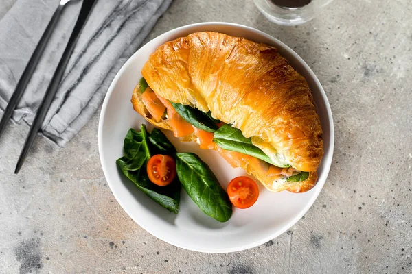 Sanduíche Croissant Com Queijo Cottage Salmão Espinafre Comida Saudável Para — Fotografia de Stock