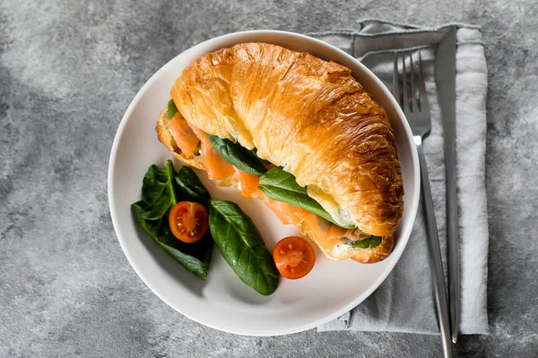 Sanduíche Croissant Com Queijo Cottage Salmão Espinafre Pequeno Almoço Saudável — Fotografia de Stock