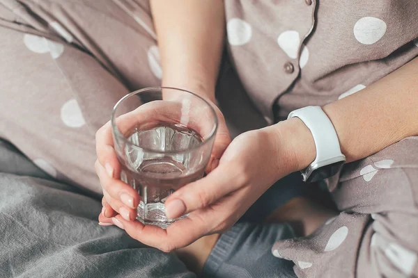 Νεαρή Γυναίκα Κρατάει Ποτήρι Νερό Στα Χέρια Έννοια Της Αυτοφροντίδας — Φωτογραφία Αρχείου
