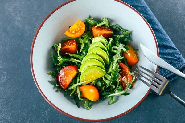 Vista Superior Salada Vegan Saudável Com Tomate Rúcula Abacate Gergelim — Fotografia de Stock