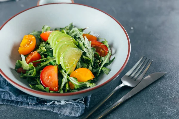 Salada Vegan Saudável Com Tomate Arugula Abacate Gergelim Menu Dieta — Fotografia de Stock