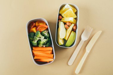 Sebzeli ve meyveli beslenme çantaları. Ahşap çatal bıçak takımı, sıfır atık, çevre dostu konsept. Üst görünüm.