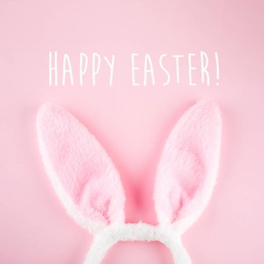 Mutlu Paskalyalar. Pembe arka planda tavşanlar. Tatil minimum konsept. Üst manzara, düz uzanma