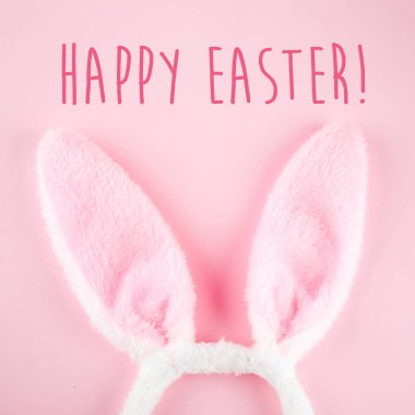 Pembe arka planda tavşanlar. Paskalya asgari konsepti. Üst görünüm, düz görünüm, kopyalama alanı.