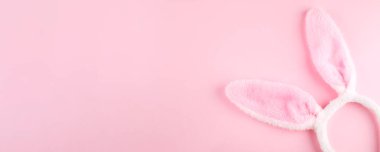 Mutlu Paskalyalar. Tebrik kartı. Pembe arka planda tavşanlar. Paskalya asgari konsepti. Üst görünüm, düz görünüm, kopyalama alanı