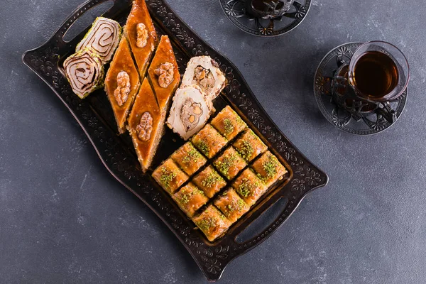 Sortimento Doces Orientais Baklava Duas Xícaras Chá Uma Mesa Concreto — Fotografia de Stock