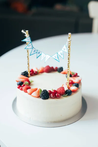 Verjaardagstaart Versierd Met Zomerbessen Heerlijk Veganistisch Dessertvrij Gluten Suiker Lactosevrij — Stockfoto