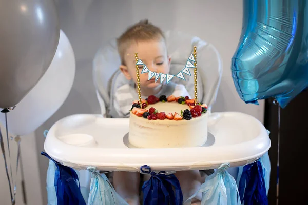 Menino Caucasiano Comemorando Primeiro Aniversário Casa Bolo Aniversário Decoração Azul — Fotografia de Stock