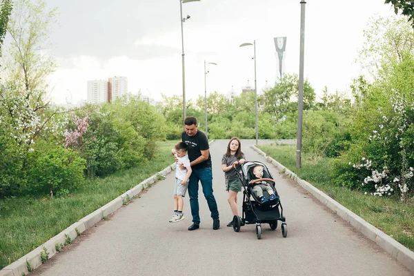 Young Father Walking His Children Park Summer Single Father Father — Stock Photo, Image