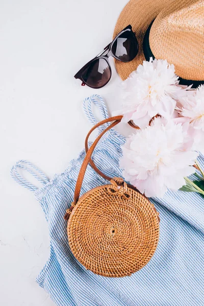 Damenmode Sommerkleidung Accessoires Stylischer Strohhut Für Frauen Blaues Kleid Sonnenbrille — Stockfoto