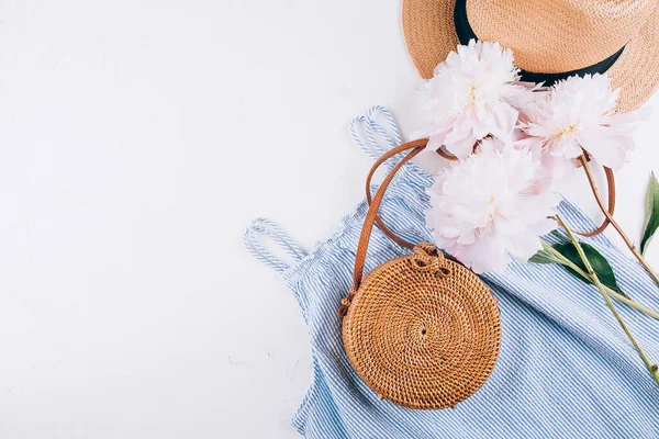 Damenmode Sommerkleidung Accessoires Stylischer Strohhut Für Frauen Blaues Kleid Rattanbeutel — Stockfoto