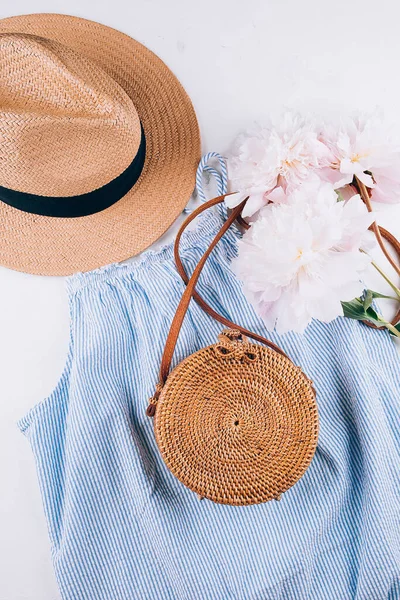 Damenmode Sommerkleidung Accessoires Stylischer Strohhut Für Frauen Blaues Kleid Rattanbeutel — Stockfoto