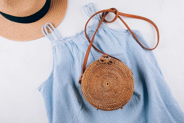 Vestido Verano Azul Bolsa Redonda Orgánica Sombrero Playa Paja Ropa — Foto de Stock